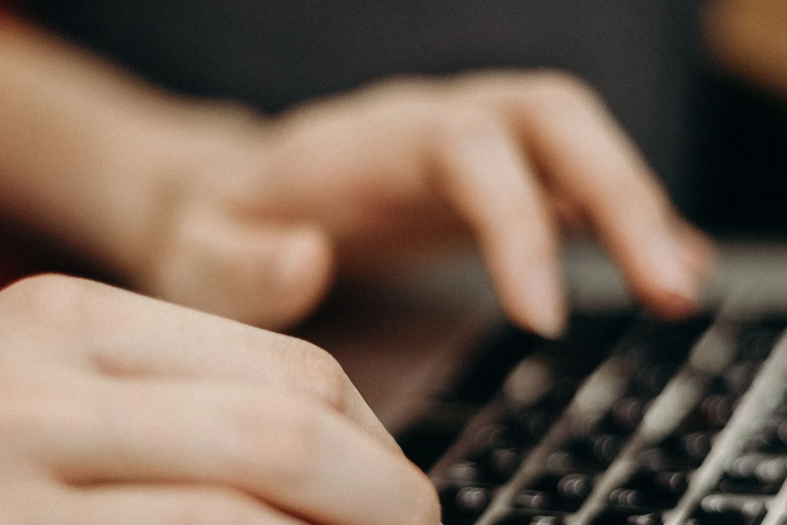 Person füllt die Online-Bewerbung im Hochschulstart-Portal am Laptop aus