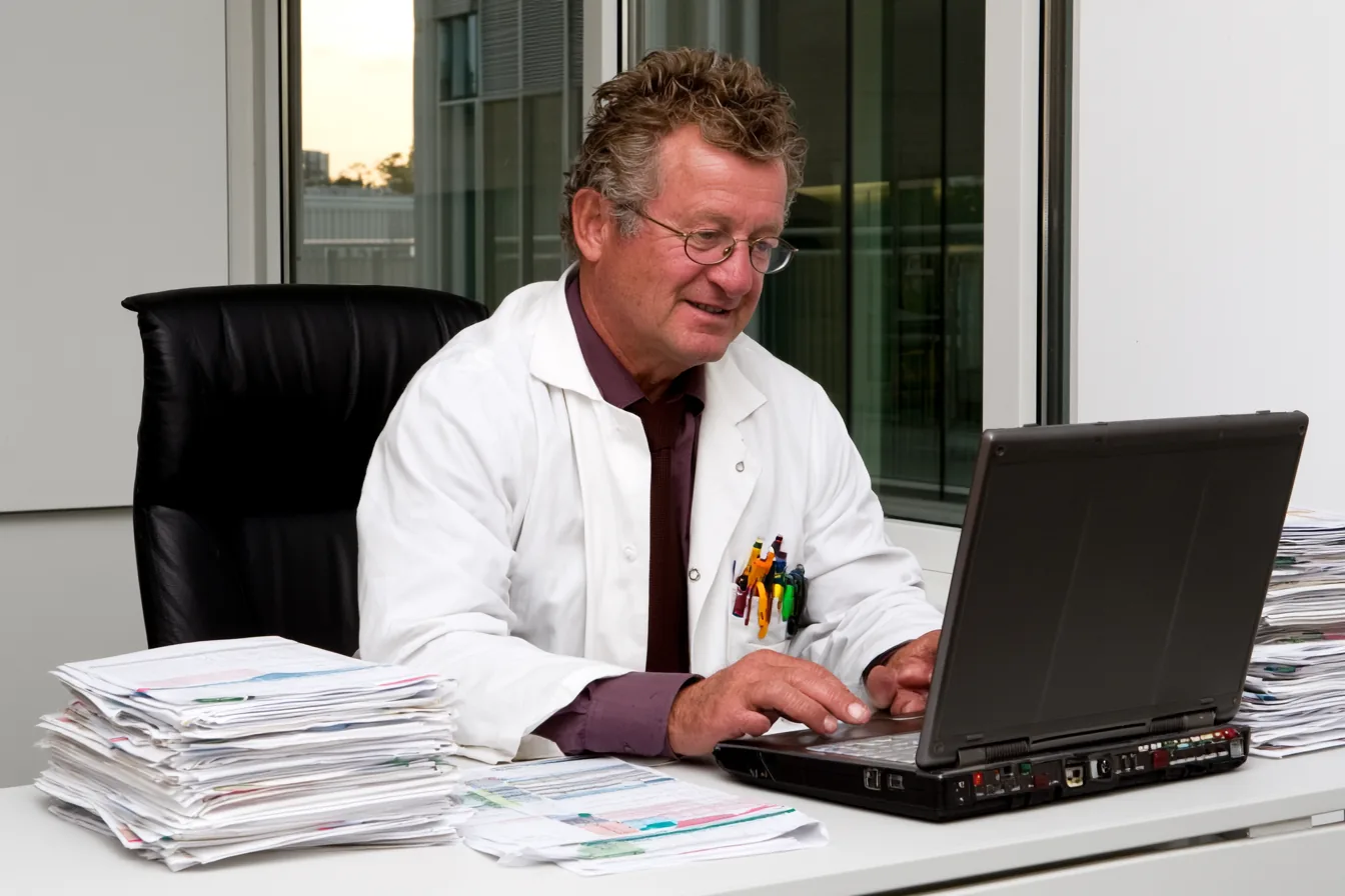 Arzt am Schreibtisch mit Forschungsdaten – Arzt ohne Patientenkontakt – Diese Jobs gibt es