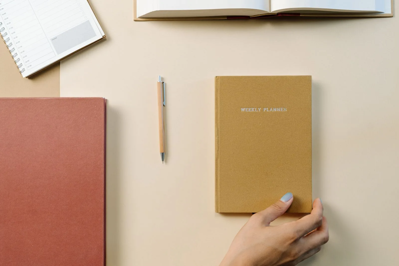 Wochenplaner, Notizbücher und Stift für die strukturierte TMS-Vorbereitung