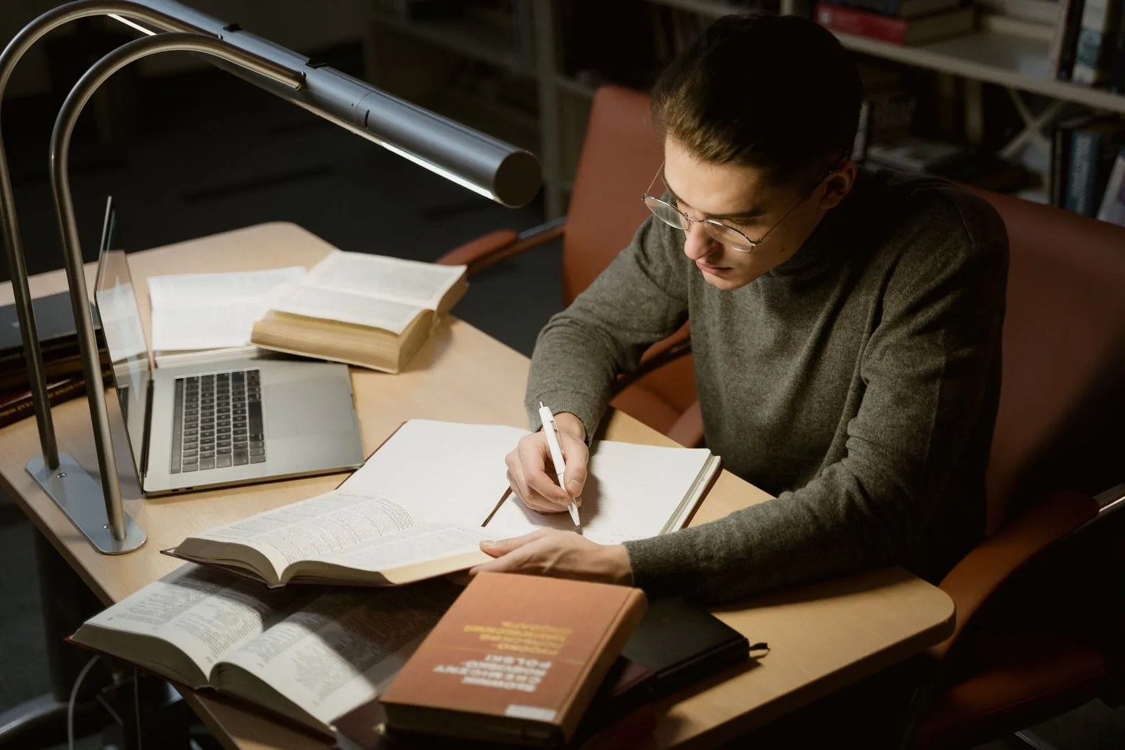 Medizinstudent arbeitet konzentriert an seiner wissenschaftlichen Abschlussarbeit